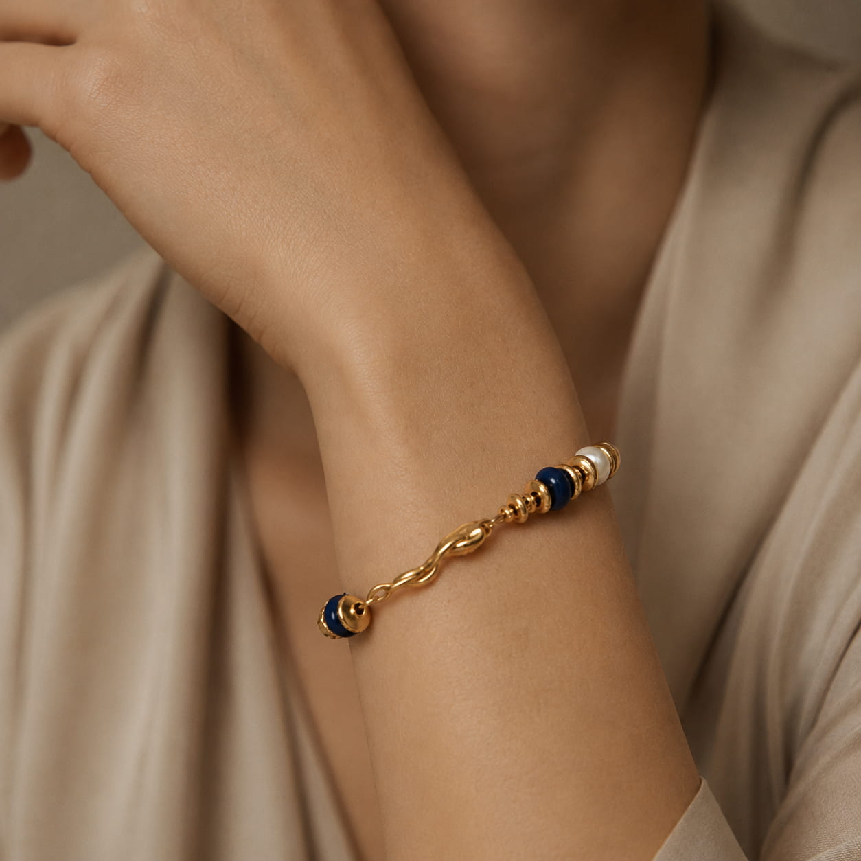 Maris Blue Stone Pearl Chain Bracelet