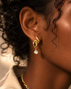 Aurelia Knot Drop Huggie Ohrringe